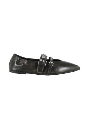 Scarpa piatta nera con punta con due cinturini con fibbia, uno decorato con dettagli rotondi argentati, su sfondo bianco.