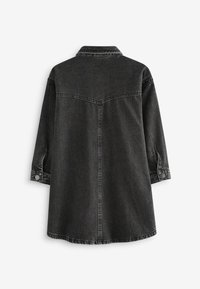 Svart denimskjortklänning med krage, långa ärmar och knappärmsmanschetter. Har en bakrygg och en något rundad fåll.