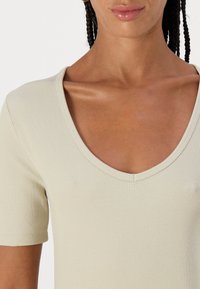 Calvin Klein Jeans V NECK TEE - Osnovna majica kratkih rukava - pelican