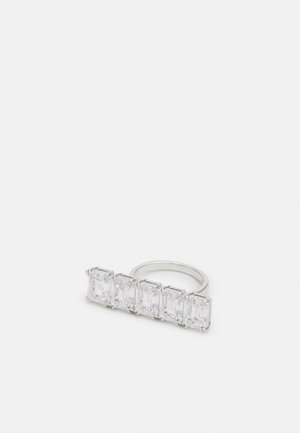 Zilveren ring met vijf rechthoekige, heldere edelstenen op een rij, op een witte achtergrond.