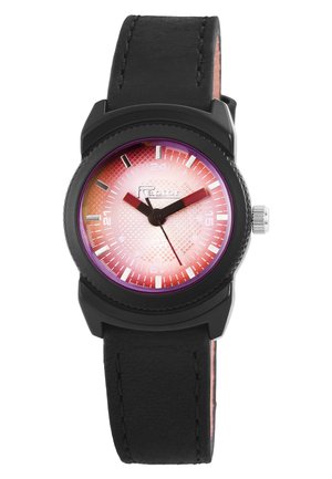 Schwarze analoge Armbanduhr mit einem strukturierten pinken Farbverlauf auf dem Zifferblatt, weißen Stundenmarkierungen und schwarzem Lederarmband. Silberne Krone an der Seite.