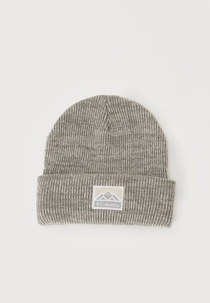 Bonnet en tricot gris Columbia avec bord replié et écusson logo sur fond blanc uni.