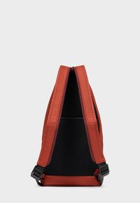 Rode schouderrugzak met verstelbare riemen en ademend zwart gaas achterpaneel, afgebeeld tegen een effen lichtgrijze achtergrond.