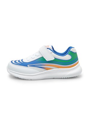 Sneaker bianca con dettagli blu, verdi e arancioni. Presenta una tomaia in mesh, una fascia in velcro e una suola testurizzata per aderenza e flessibilità.