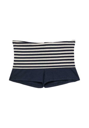 Short bleu marine avec une large ceinture comportant des rayures horizontales blanches et bleu marine.