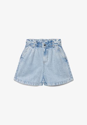 Shorts di jeans a vita alta di colore azzurro chiaro con fascia in vita arricciata, chiusura frontale con bottoni, passanti per cintura, tasche laterali e ampie aperture alle gambe.