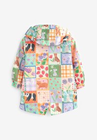Veste à capuche pour enfant avec un motif patchwork coloré représentant des animaux, des fleurs, des fraises et des motifs à carreaux sur les manches longues.