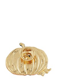 Zlatni broš u obliku bundeve s detaljnim naborima, zatvaranjem na iglu i malim nagibom na vrhu. Sjajan završni sloj s kontrastnom baznom bojom.