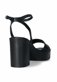 Sandali neri con tacco a blocco spesso e rigato, design con punta aperta e doppie cinghie alla caviglia. Realizzati in morbida ecopelle.