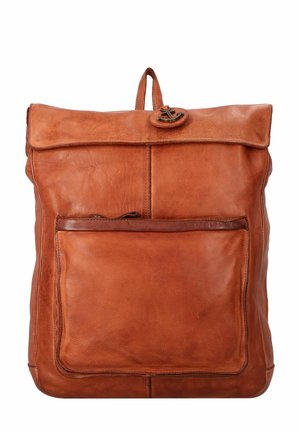 Sac à dos en cuir brun avec fermeture à rabat, poche avant et poignée supérieure. Surface texturée avec une finition naturelle et détail de quincaillerie décorative.