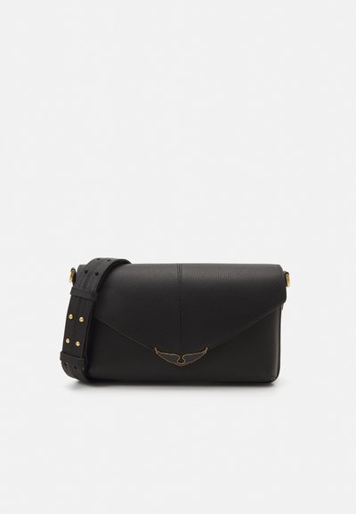 Sac à bandoulière en cuir noir avec une finition texturée, un accent doré en forme d'aile et une bandoulière réglable avec rivets. Design rectangulaire.
