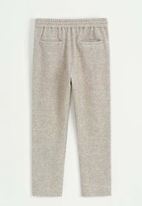 Pantalon texturé gris avec une taille élastique et deux poches avant, fabriqué à partir d'un tissu doux. Présente un motif légèrement chiné.