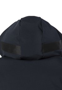 Chaqueta con capucha color azul marino que presenta un diseño acolchado, textura elegante y correas negras contrastantes en la capucha para ajuste.