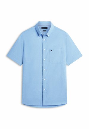 Camisa azul claro de manga corta con botones en la parte delantera, un bolsillo frontal y un pequeño logo bordado en el bolsillo, colocada sobre un fondo blanco.