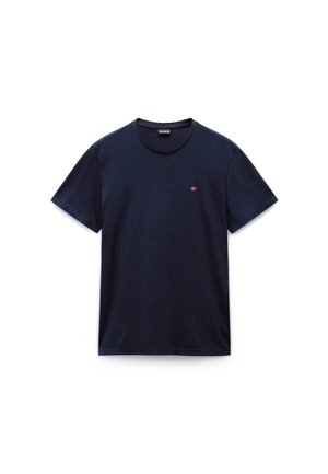 Maglietta in cotone blu navy con maniche corte, scollo rotondo e piccolo logo rosso come accento sul petto. Tessuto morbido, design casual.