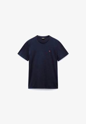 Laivastonsininen puuvillainen t-paita, jossa on lyhyet hihat, pyöreä pääntie ja pieni punainen korostuslogo rinnassa. Pehmeä materiaali, rento malli.