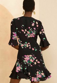 Love & Roses PRINTED TWIST FLUTE SLEEVE MINI - REGULAR FIT - Dnevna haljina - black floral