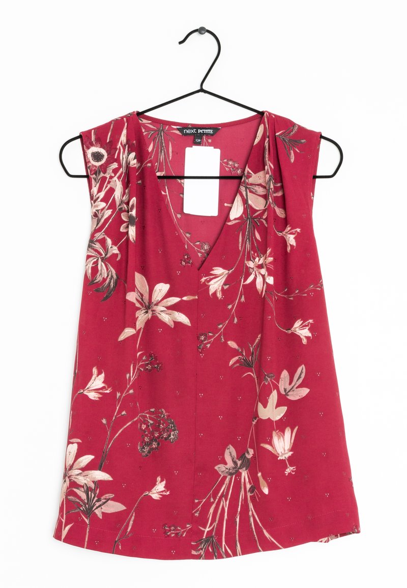 Blouse rouge sans manches avec un décolleté en V, présentant un motif floral dans des tons crème et vert, fabriquée à partir d'un tissu léger.