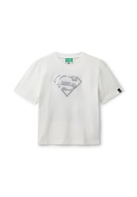 Bílý krátký rukávový tričko s stříbrným logem Supermana umístěným uprostřed na hrudi, kulatý výstřih a malá černá visačka na levém rukávu.