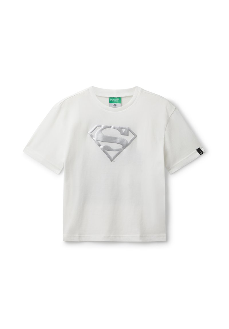 Bílý krátký rukávový tričko s stříbrným logem Supermana umístěným uprostřed na hrudi, kulatý výstřih a malá černá visačka na levém rukávu.