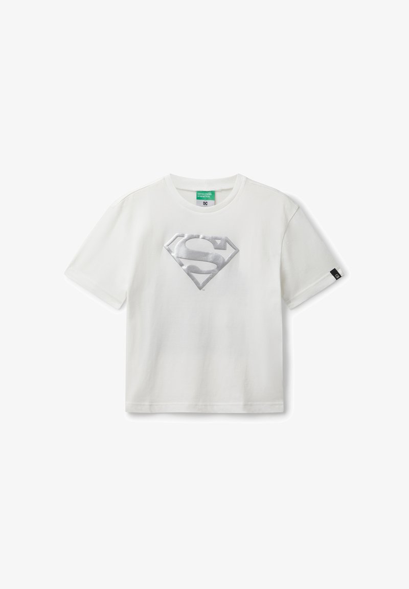 Bílý krátký rukávový tričko s stříbrným logem Supermana umístěným uprostřed na hrudi, kulatý výstřih a malá černá visačka na levém rukávu.