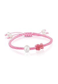 Bracciale intrecciato rosa con tre perle bianche e un ciondolo in pietra rosa a forma di pesce. Corda regolabile per la misura.