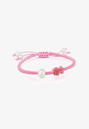 Pulsera trenzada rosa con tres cuentas blancas y un charm de piedra rosa en forma de pez. Cordón ajustable para el tamaño.