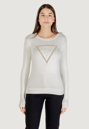 Maglione bianco a maniche lunghe con un logo triangolare metallico "GUESS" impreziosito. Texture liscia e polsini e orlo a coste.
