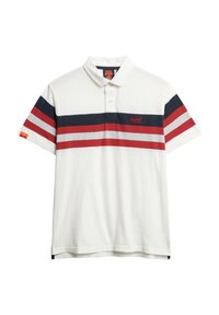 Hvid polo-shirt med marineblå, rød og grå vandrette striber. Har en krave, korte ærmer og et logo på brystet og ærmet.
