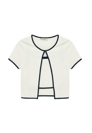 Cardigan court blanc à manches courtes avec bordure noire, fermeture par un seul bouton noir au niveau de l'encolure, et design à ouverture frontale.