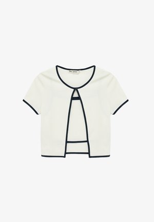 Cardigan court blanc à manches courtes avec bordure noire, fermeture par un seul bouton noir au niveau de l'encolure, et design à ouverture frontale.