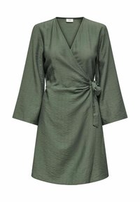Robe portefeuille vert foncé à texture satinée, manches longues et nœud noué à la taille sur le côté droit, longueur au genou.