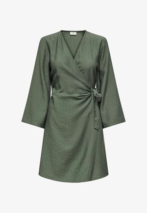 Robe portefeuille vert foncé à texture satinée, manches longues et nœud noué à la taille sur le côté droit, longueur au genou.