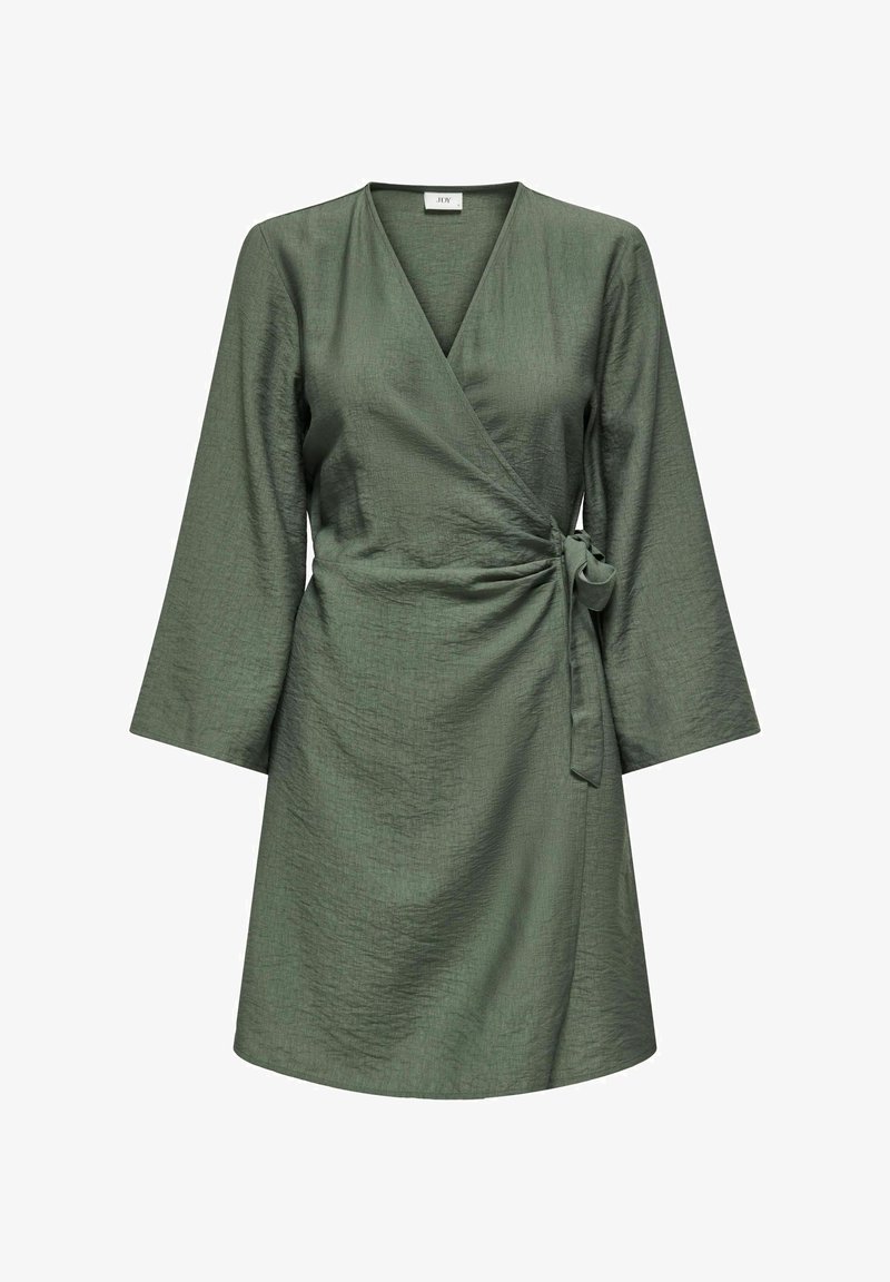 Robe portefeuille vert foncé à texture satinée, manches longues et nœud noué à la taille sur le côté droit, longueur au genou.