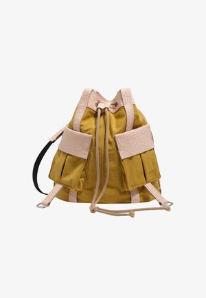 Mochila tipo cubo amarilla con correas beige texturizadas, bolsillos delanteros y cierre de cordón contra un fondo blanco.