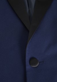 Blazer navy con revers in satin nero, un bottone nero singolo e texture liscia. Presenta una tasca frontale e cuciture dettagliate.