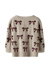 Pull beige confortable avec un motif répété de nœuds bordeaux, encolure et poignets côtelés, et manches longues amples.