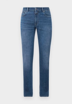 Jeans de denim azul com corte reto, fecho frontal com botão e zip, e cinco bolsos, expostos sobre um fundo branco.