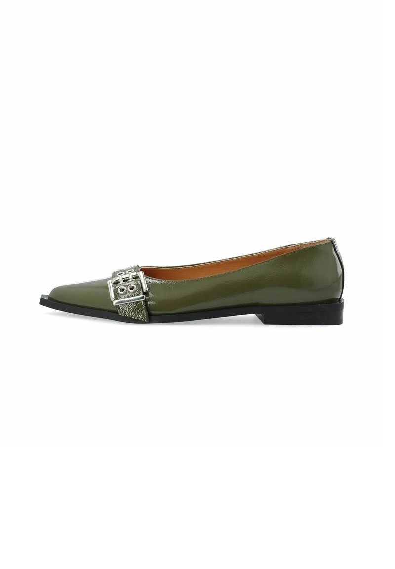 Scarpa flat in vernice verde con punta affusolata, caratterizzata da una fibbia decorativa in argento e dettagli testurizzati sulla cinturino. Tacco nero basso.