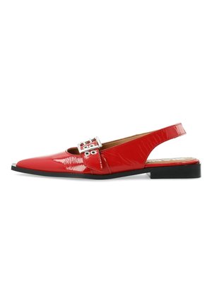 Chaussure plate slingback en cuir verni rouge avec bout pointu et boucle argentée sur semelle noire.