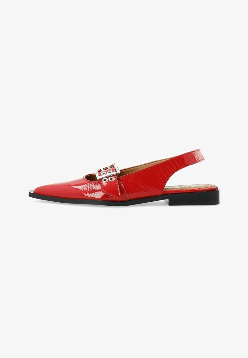 Chaussure plate slingback en cuir verni rouge avec bout pointu et boucle argentée sur semelle noire.