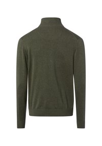 Donkergroene trui met een hoge kraag, lange mouwen en geribbelde manchetten. Zachte textuur met een gladde afwerking en een lichte glans.