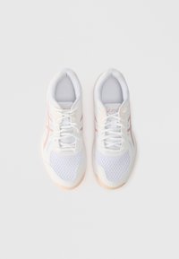 Λευκά αθλητικά παπούτσια με πλέγμα, ροζ λεπτομέρειες, μαξιλαρωμένο μπατζάκι και κορδόνια. Διαθέτουν υφασμάτινη σόλα και ορατό λογότυπο μάρκας στη γλώσσα.