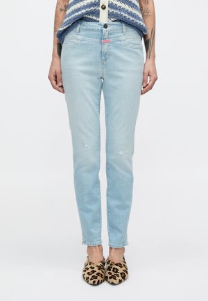 Lichtblauwe, slim-fit jeans met beschadigde details. Gemaakt van denim, met een knoopsluiting en subtiele roze accenten op de tailleband.