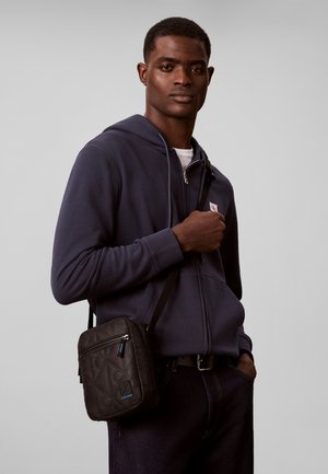 Calvin Klein, EMBLEM REPORTER - Bandolera - black