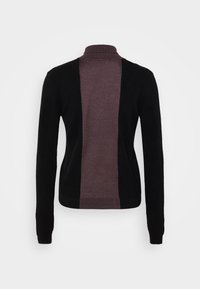 Långärmad svart tröja med en vertikal mörklila panel som löper ner längs mittbaksidan och en hög krage.