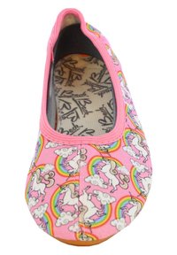 Chaussure rose slip-on avec motif licornes blanches, arcs-en-ciel et nuages, doublure intérieure noire et texte imprimé sur la semelle intérieure.