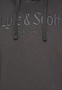 Felpa grigia scura con cappuccio, caratterizzata da un ricamo con il testo "Lyle & Scott" e "Established 1844"; include un cappuccio regolabile con tessuto testurizzato.