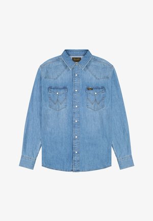 Lichtblauw denim overhemd met lange mouwen, drukknoopsluiting, twee klepzakken aan de voorkant, puntkraag en decoratieve stiksels op de zakken en schouders.
