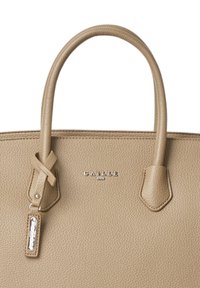 Borsa beige in pelle testurizzata, con due manici arrotondati e un nodo decorativo. Presenta accessori in argento e un logo impresso sul fronte.